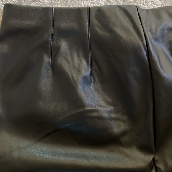 Michael Kors Faux Leather pull on pants - Picture 8 of 8